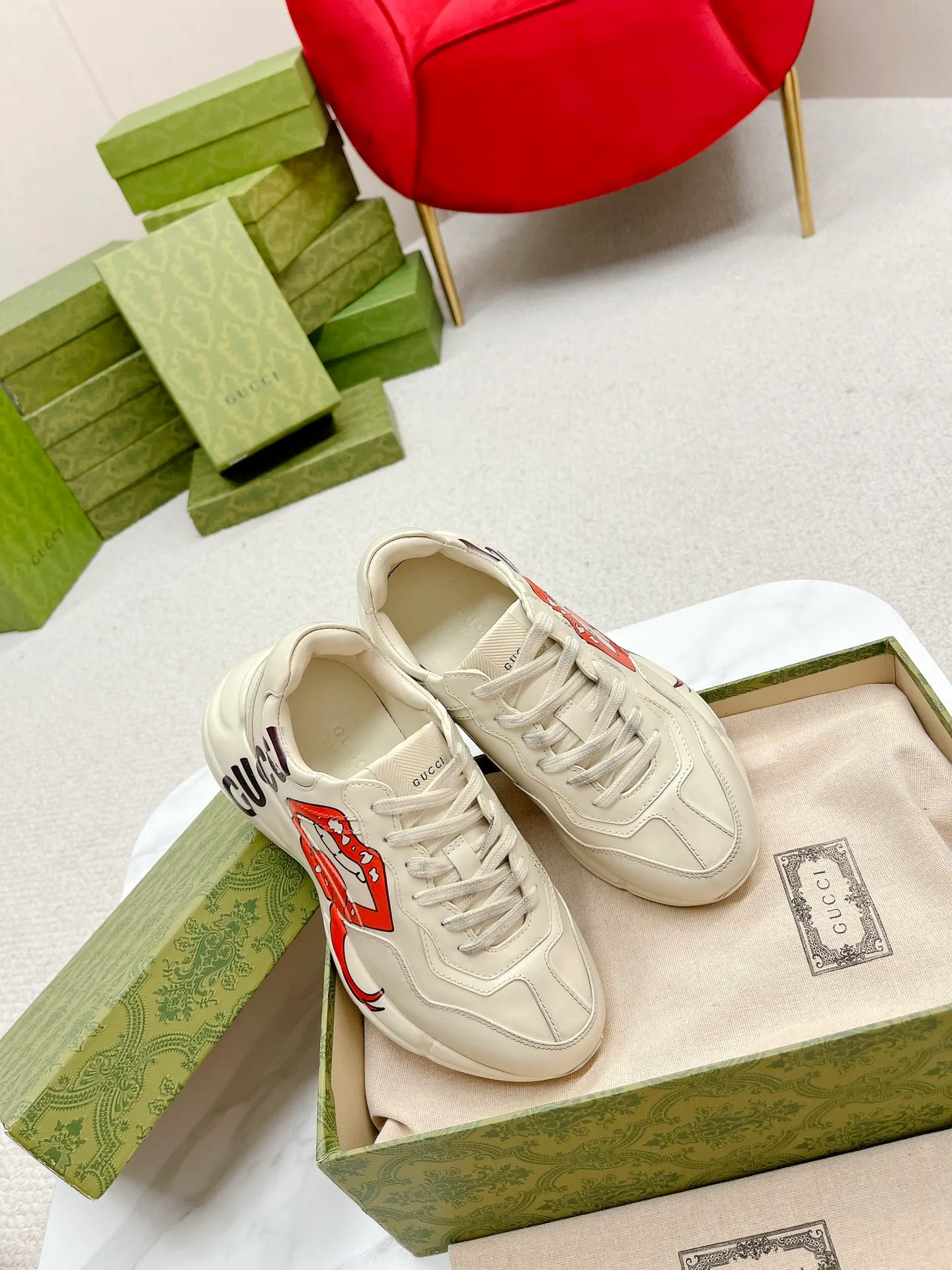 👟👟Ex-factory price 700👟👟 Men +10 Gucci’s top version of couple’s dad shoes series is new! 🖤 ⚠GG couple’s dad shoes have been very popular in recent years; new colors are updated constantly; new colors are updated, and our home and counters have new ones at the same time. This classic dad shoe is popular among celebrities and Internet celebrities. Anchors and others are sure to plant grass and call ❤ Classic fashion style, distressed leather surface, 5D drawing printing; mixed surface splicing colors, etc... Original customization (off-white eco-friendly cowhide, first layer of cowhide inside), original outsole... Shiny colorful drawings embellish the sides of the shoe body, old color rubbing, package production technology, 1:1 creation / only to make the best shoes. ⚠️ Comes with high-end full package at the counter. …………………………………………………… 👑❥∙Colour: Doraemon model/Mickey Mouse model/Lip model/Donald Duck model/Anchor model/Classic red and green striped logo model/NY letter model/Rainbow letter model/Red ebony cloth model/G letter pink cloth model/North Face joint model/Little Bear model/New blue color model/New orange color model 👑❥∙Size: Women’s model 35-40 Men's 39-44